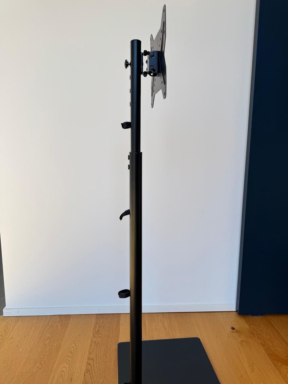 Supporti a parete: Free Standing TV Stand with Height Adjustment – Usato da Pfäffikon ZH venduto da tegiez 1