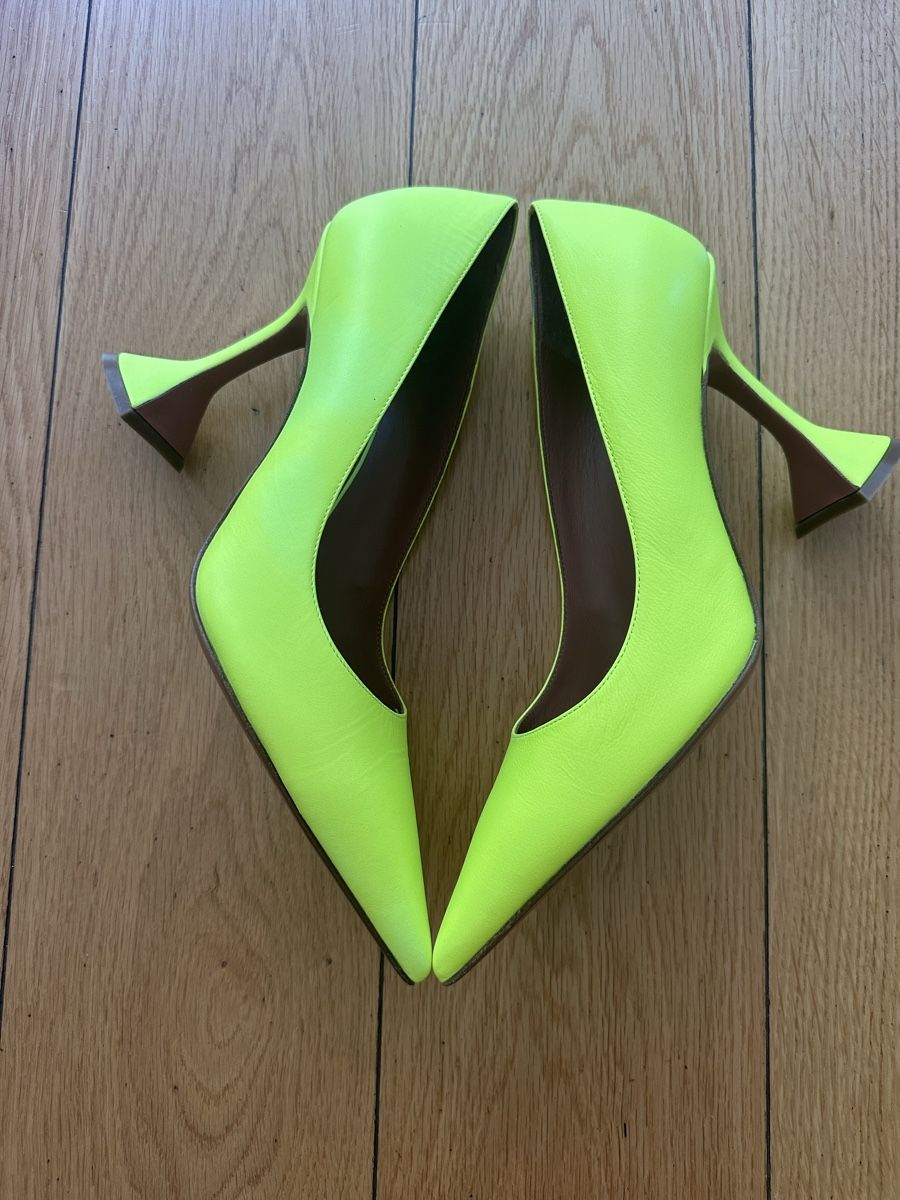 Amina Muaddi Scarpe da donna: Amina Muaddi Neon Yellow Heels, Size 38.5 – Nuovo (secondo la descrizione) da Geneve venduto da iri_dr5s 3