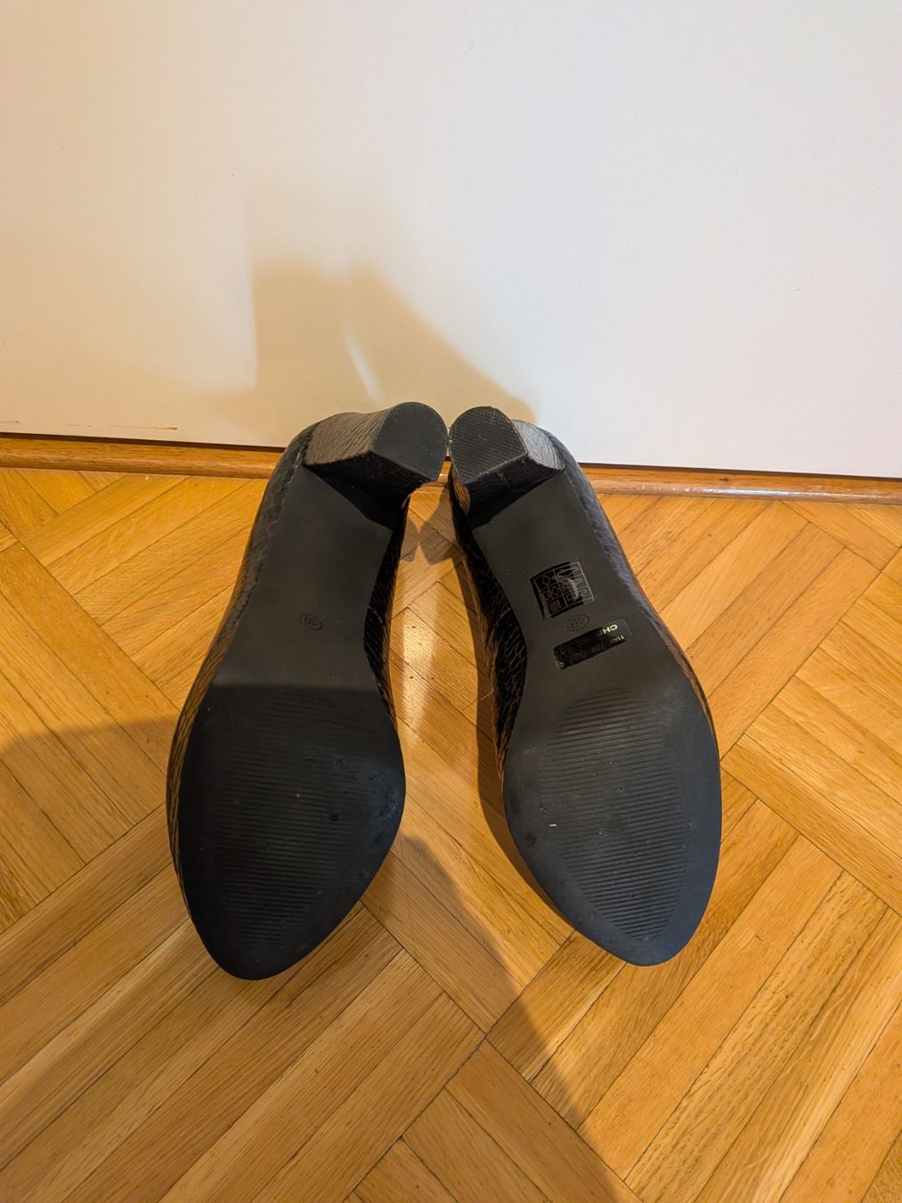 Scarpe da donna: Escarpins Bata taille 40 (neufs) – Nuovo e nell'imballaggio originale da Plan-les-Ouates venduto da vla_9sr9 2