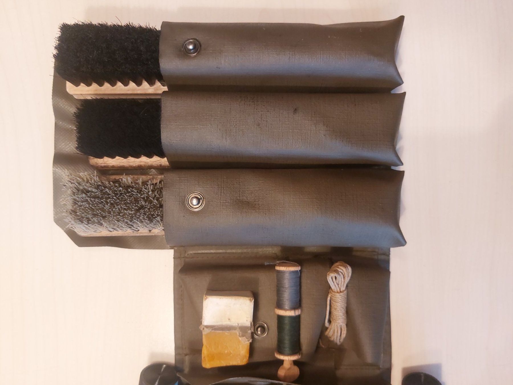 Schweizer Armee Prodotti di pulizia: Armee Schuhputzset Schweizer Armee oliv gebraucht – Usato da Heerbrugg venduto da Sonytime 1