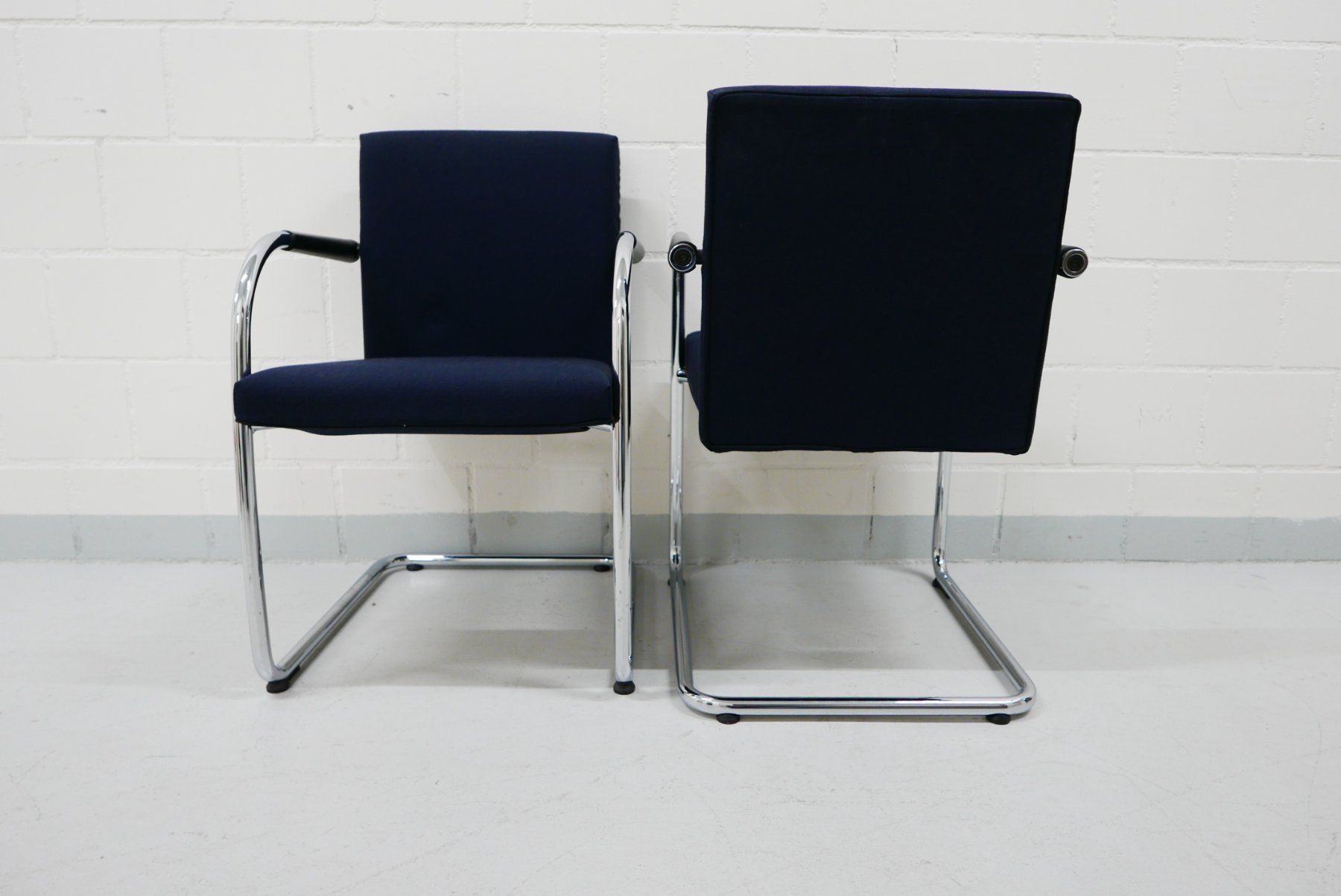 Vitra Stühle: 2 x Vitra Freischwinger Stühle blau HE002 – Gebraucht aus Aesch BL von Zeitstuecke