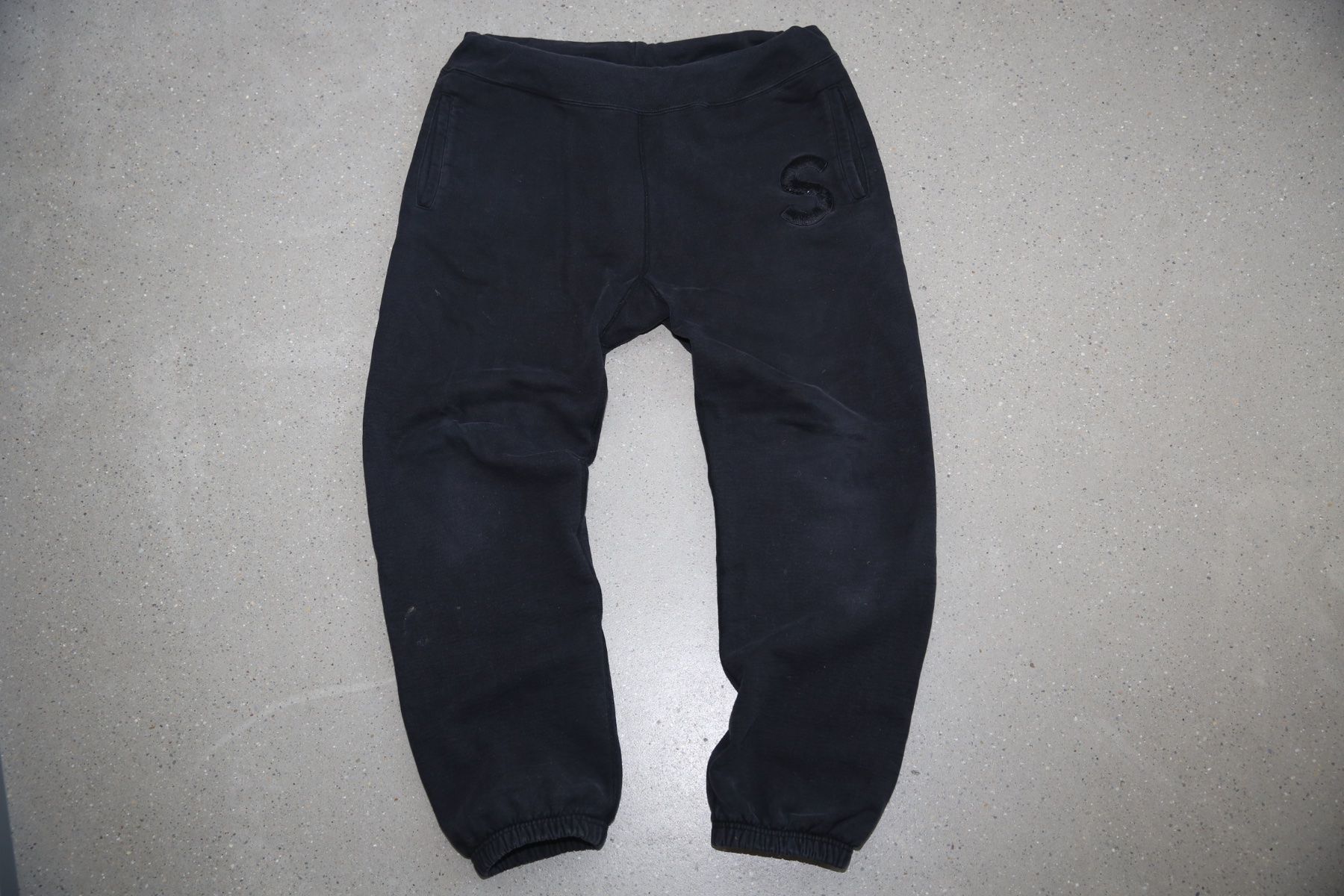 Supreme Pantaloni: heavyweight supreme track pants – Usato da Zürich venduto da considermichael 1