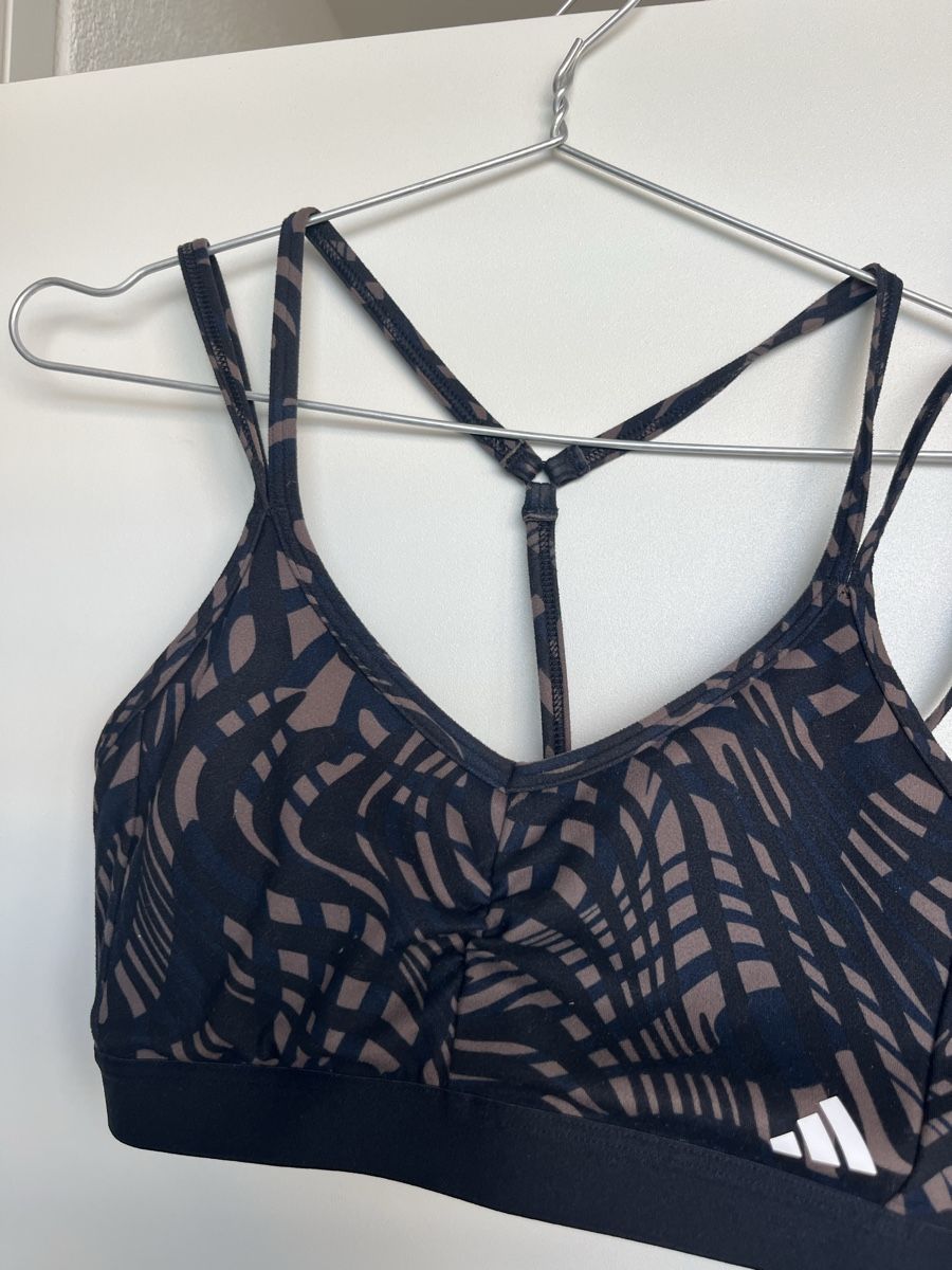 Adidas Lots de vêtements: Ensemble Adidas  – D'occasion à Neuchâtel par Ariane_vn00 1