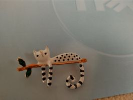 Coole Brosche / Anstecknadel - Katze auf Ast!