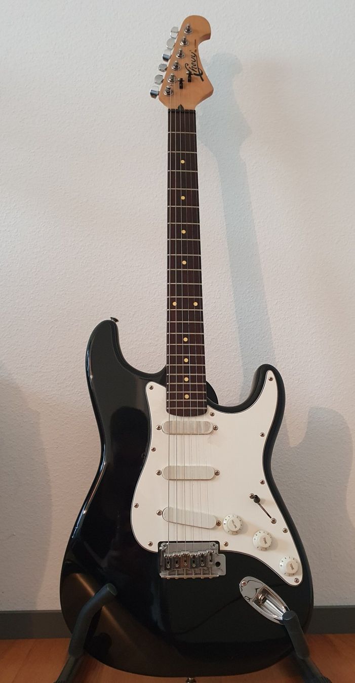 Instruments de musique: Chevy Strat mit Tremolo - E-Gitarre schwarz – D'occasion à Zollikon par Mary_80