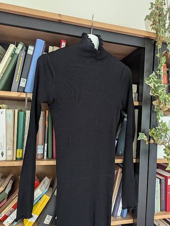 COS schwarzes Rippkleid S
