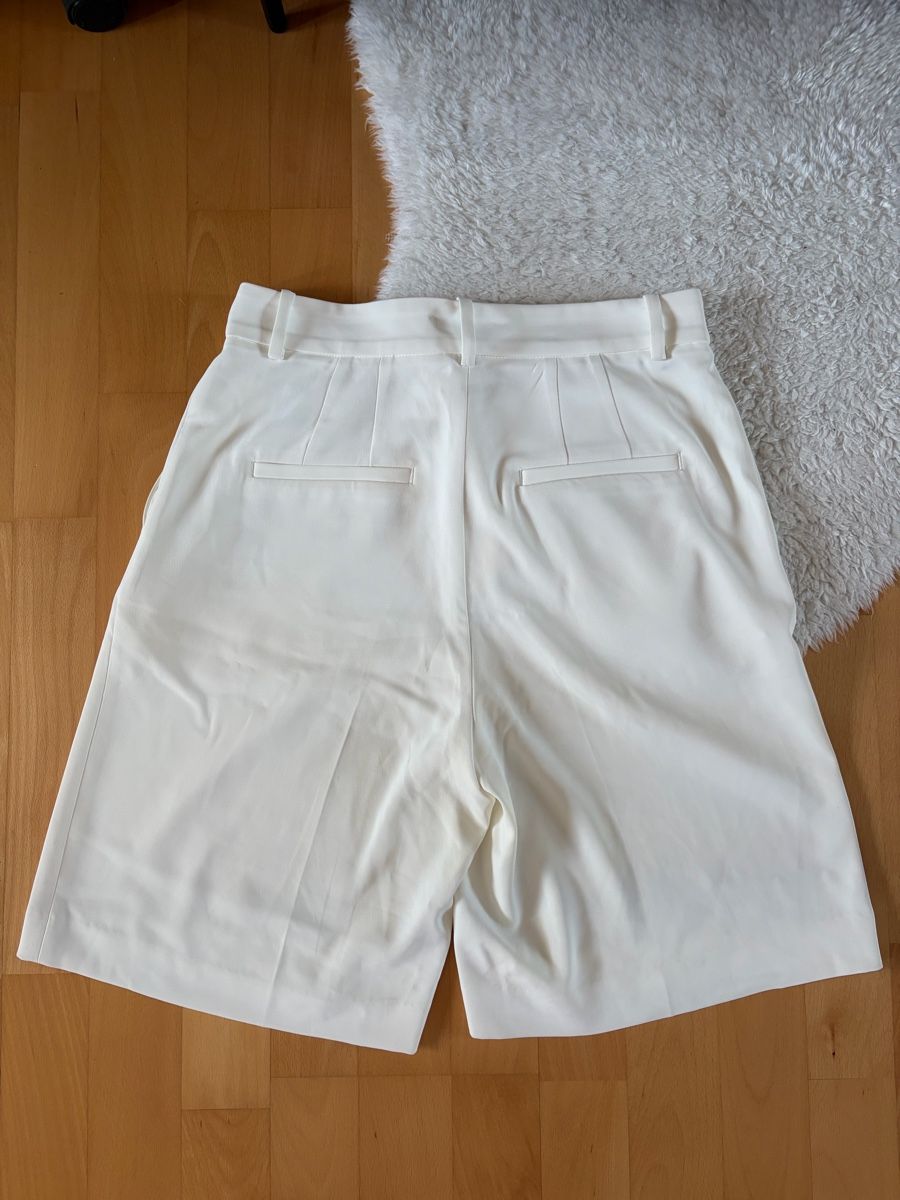 H&M Pantaloni: White H&M shorts size 38 – Usato da Zürich venduto da Abu95 9