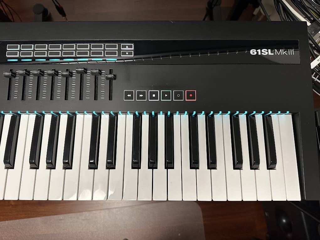 Novation Instruments de musique: Novation SL61 MKIII Controller Keyboard MK3 mit Sequenzer – D'occasion à Schaffhausen par Domjon 2