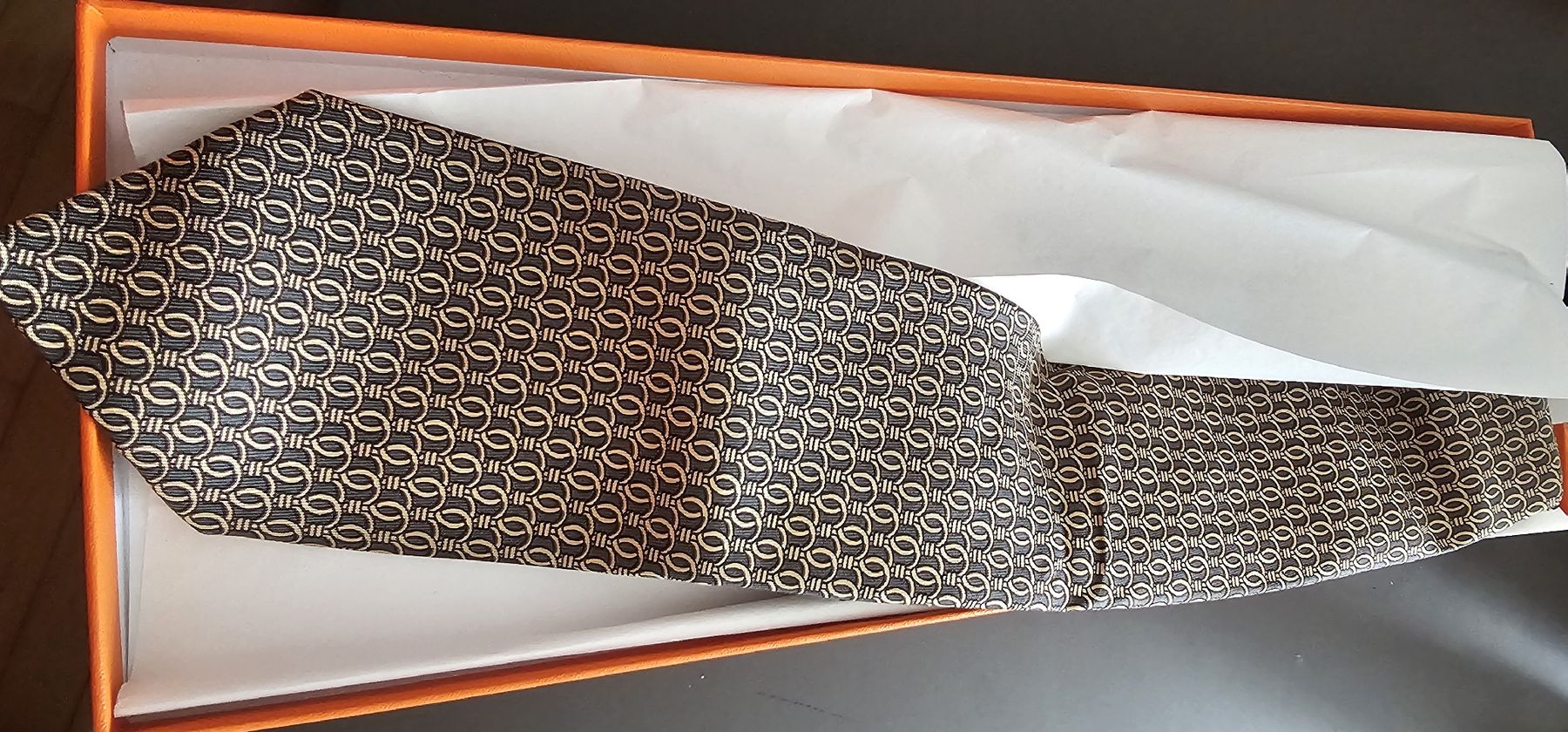 Hermès Cravates: Elegante Hermès Krawatte 100% Seide – Neuf (Voir description) à Riedikon par Winter21. 1