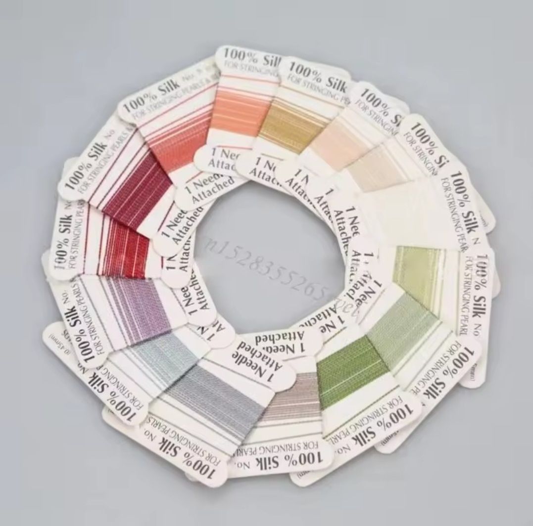 Cordicelle & Fili: Perlseide mit Nadel 0,60mm, 2 Meter, 20 Farben – Nuovo e nell'imballaggio originale da Menziken venduto da Mirager 2