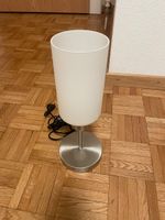Lampe de table avec pied en métal et abat-jour verre