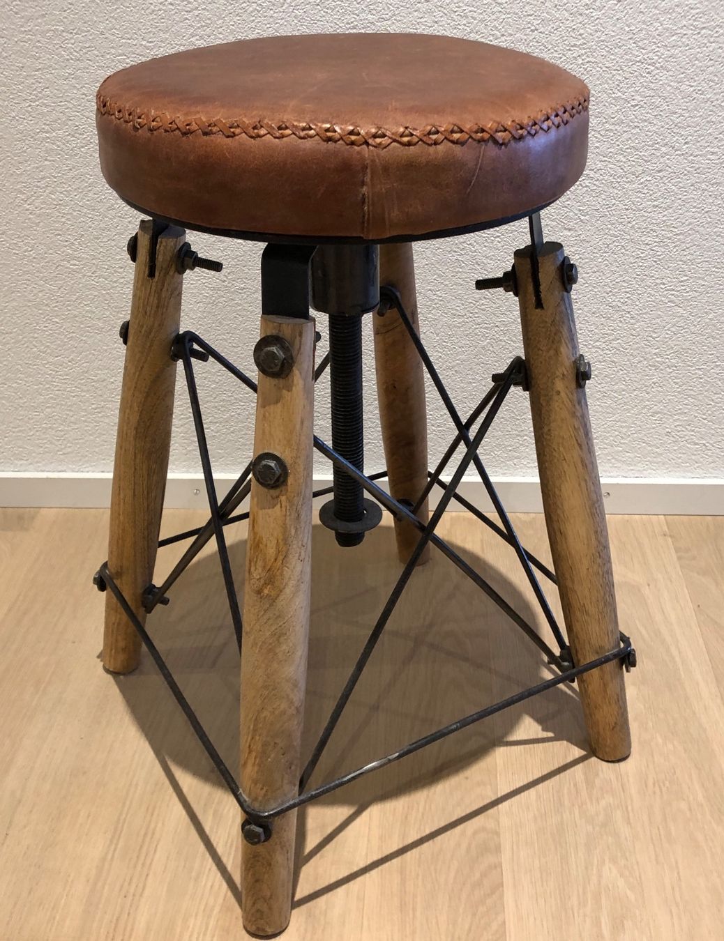 Sgabelli: Retro Vintage Hocker Leder-Metall – Usato da Solothurn venduto da SusanneL01