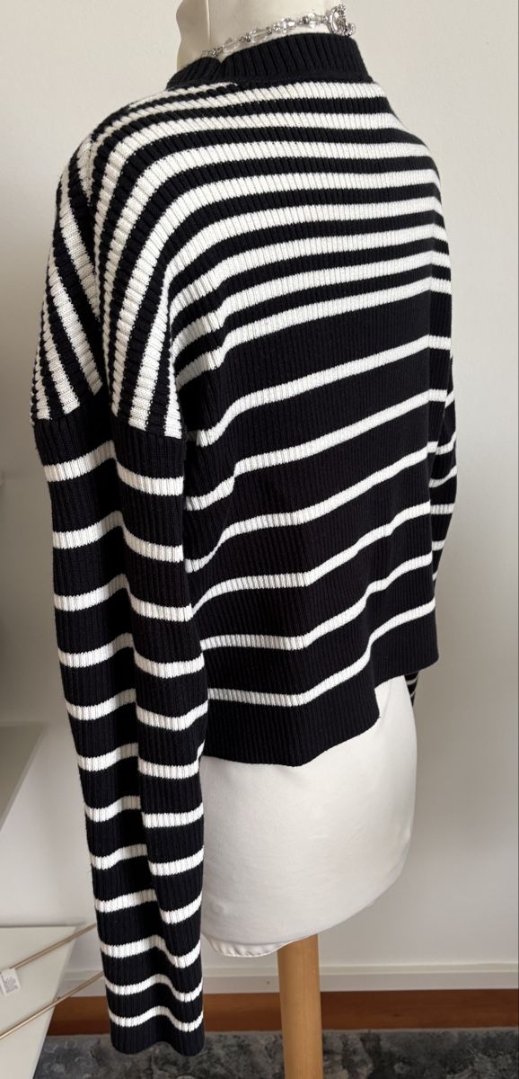 Pullover & Sweatshirts: Gestreifter Strickpullover Schwarz Weiss Cropped Gr M L  – Gebraucht aus Rheinfelden von nad_6hrl 1