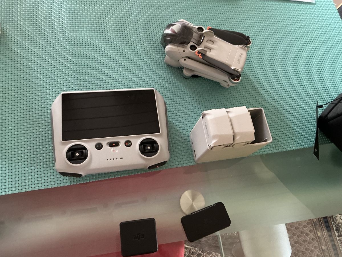 DJI RC Modellbau: DJI Mini 3 Pro Fly More Combo mit Smart Controller  – Gebraucht aus St. Gallen von wintiboy