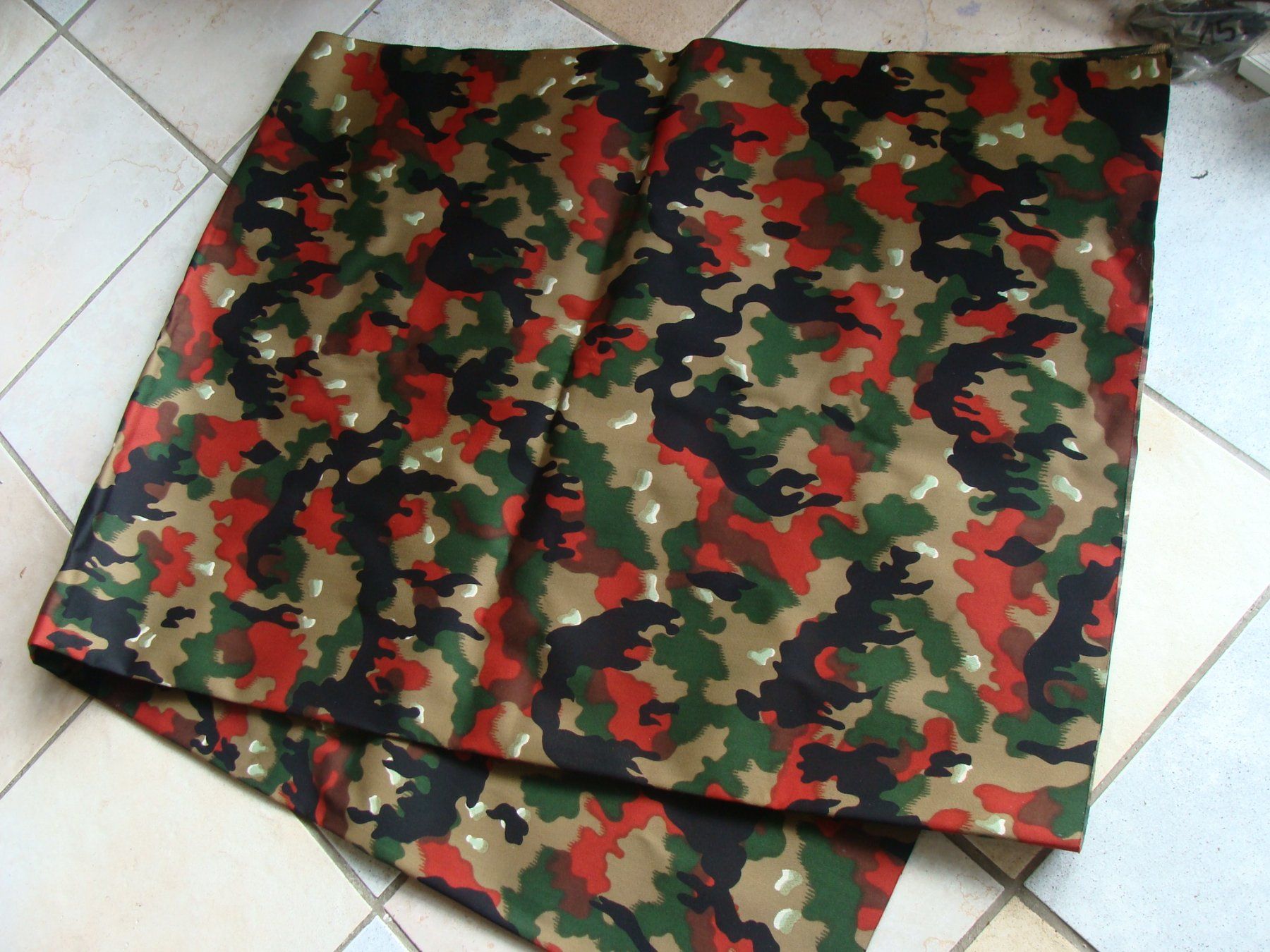 Schweizer Armee Uniformi: Militaire suisse,  coupon camouflé – Usato da Cuarny venduto da hen_g7hn