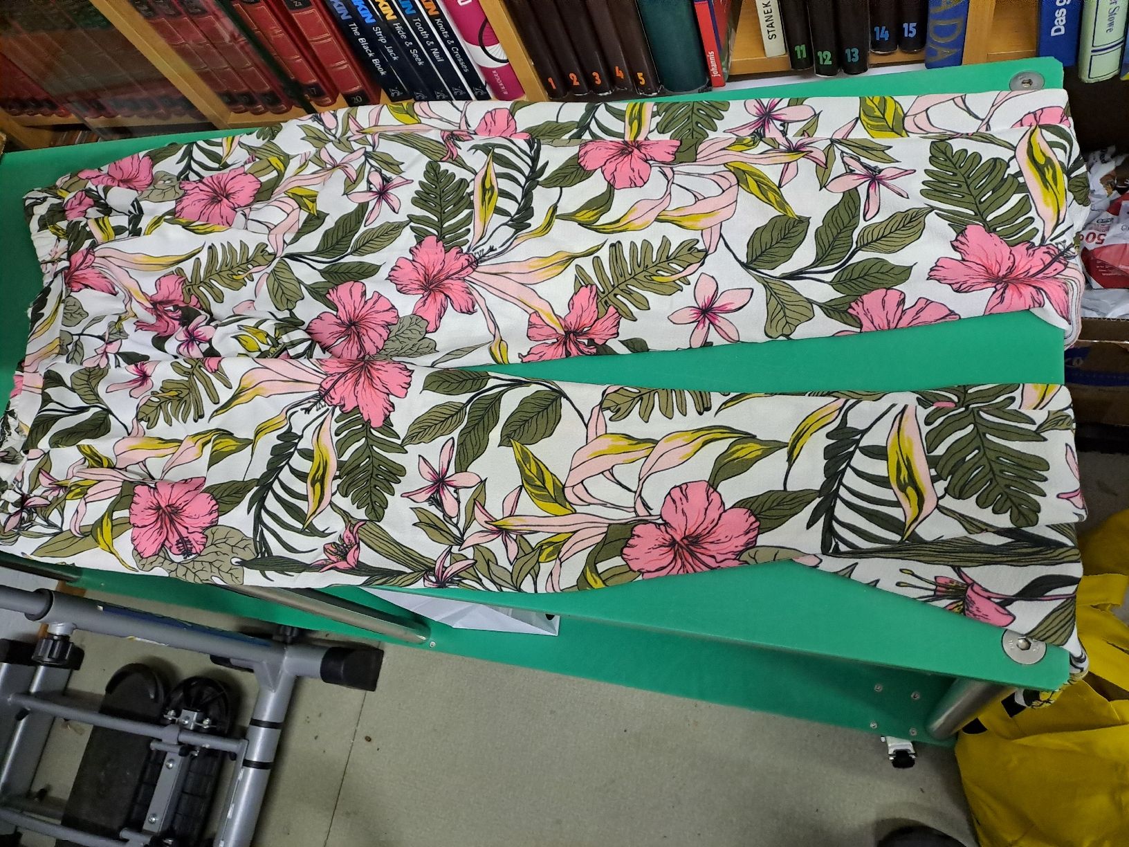 Pantaloni: Sommerliche Damenhose mit Blumenmuster, Grösse M – Usato da Zürich venduto da Schoebi19 1