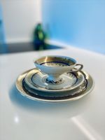 Antike Tasse, Untertasse und Kuchenteller