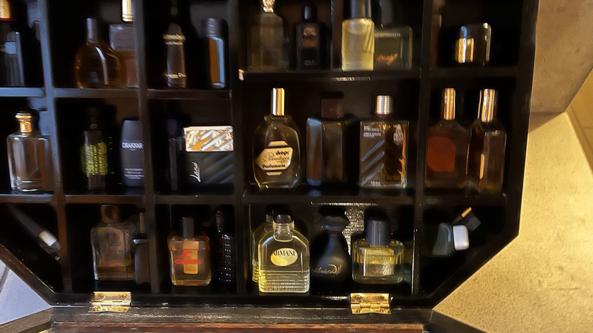 Parfum & Eau de Toilette: Setzkasten mit Parfümminiaturen – Gebraucht aus Holziken von Bibli05 1