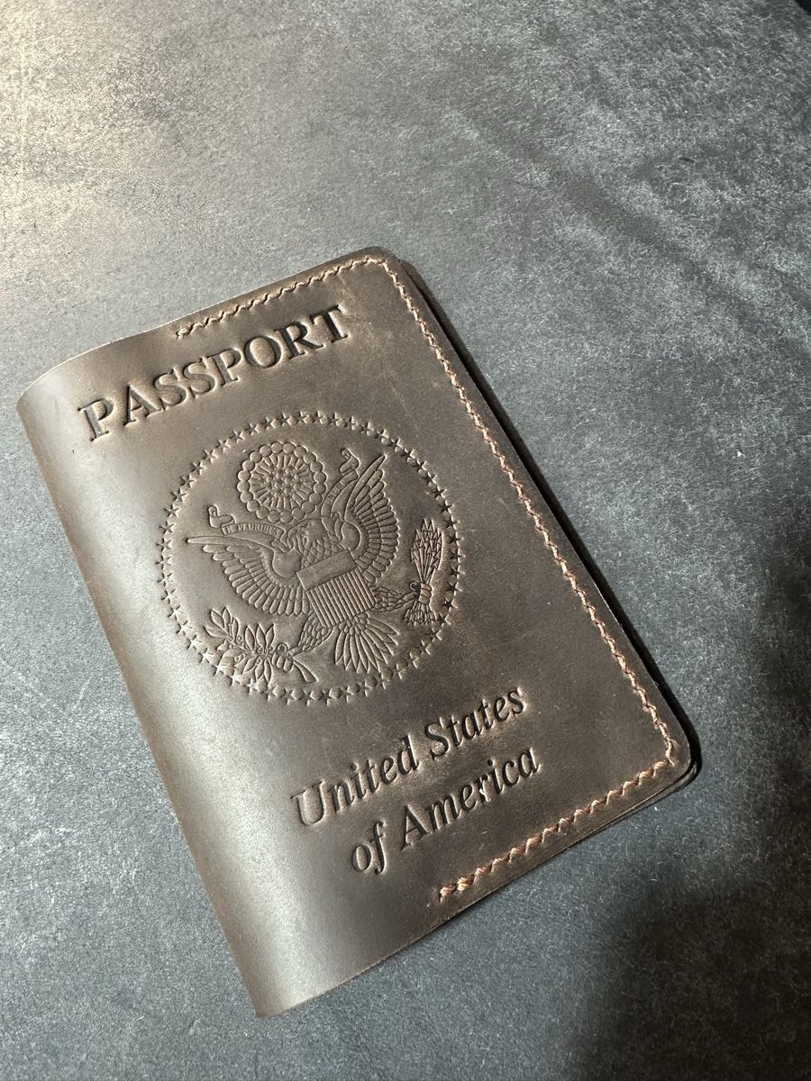 Cover & Protezioni schermo: Handgefertigte Reisepasshülle aus echtem Leder – Nuovo e nell'imballaggio originale da Mettmenstetten venduto da vad_57p2 4