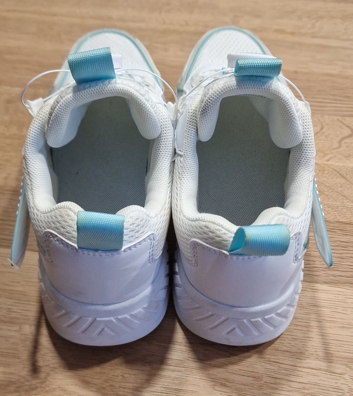 Pattini in linea & Pattini a rotelle: lässige Mädchen Turnschuhe mit vier Rollen - Gr. 34 – Usato da Fällanden venduto da zeno01 2