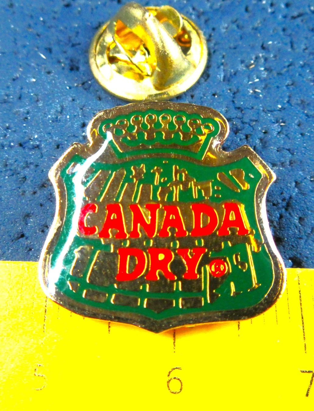 Placchette & Badge: CANADA DRY PIN GOLDIG GLASIERT – Usato da Ettingen venduto da Hausi4711