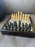 Schachspiel Holz mit Glasbrett & Figuren – elegantes Design