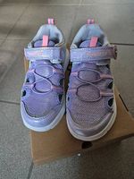 Scarpa leggera da bambina aperta lateralmente