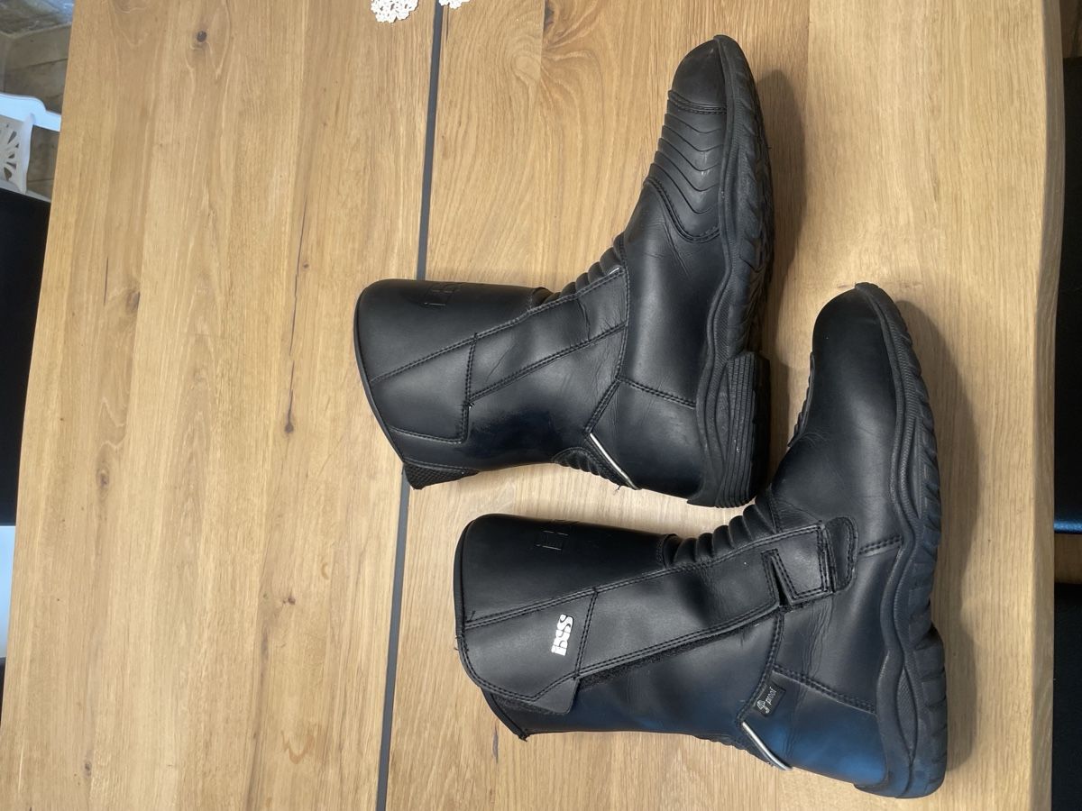 IXS Scarpe da uomo: iXS Motorradstiefel Leder schwarz Grösse 43 – Usato da Lostorf venduto da aar_w8st