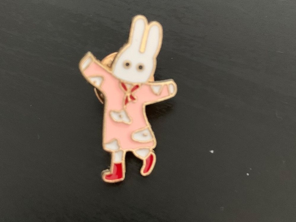 2 Anstecker Pin Set - Schwarze Katze & Rosa Hase Für Kleidung & Taschen