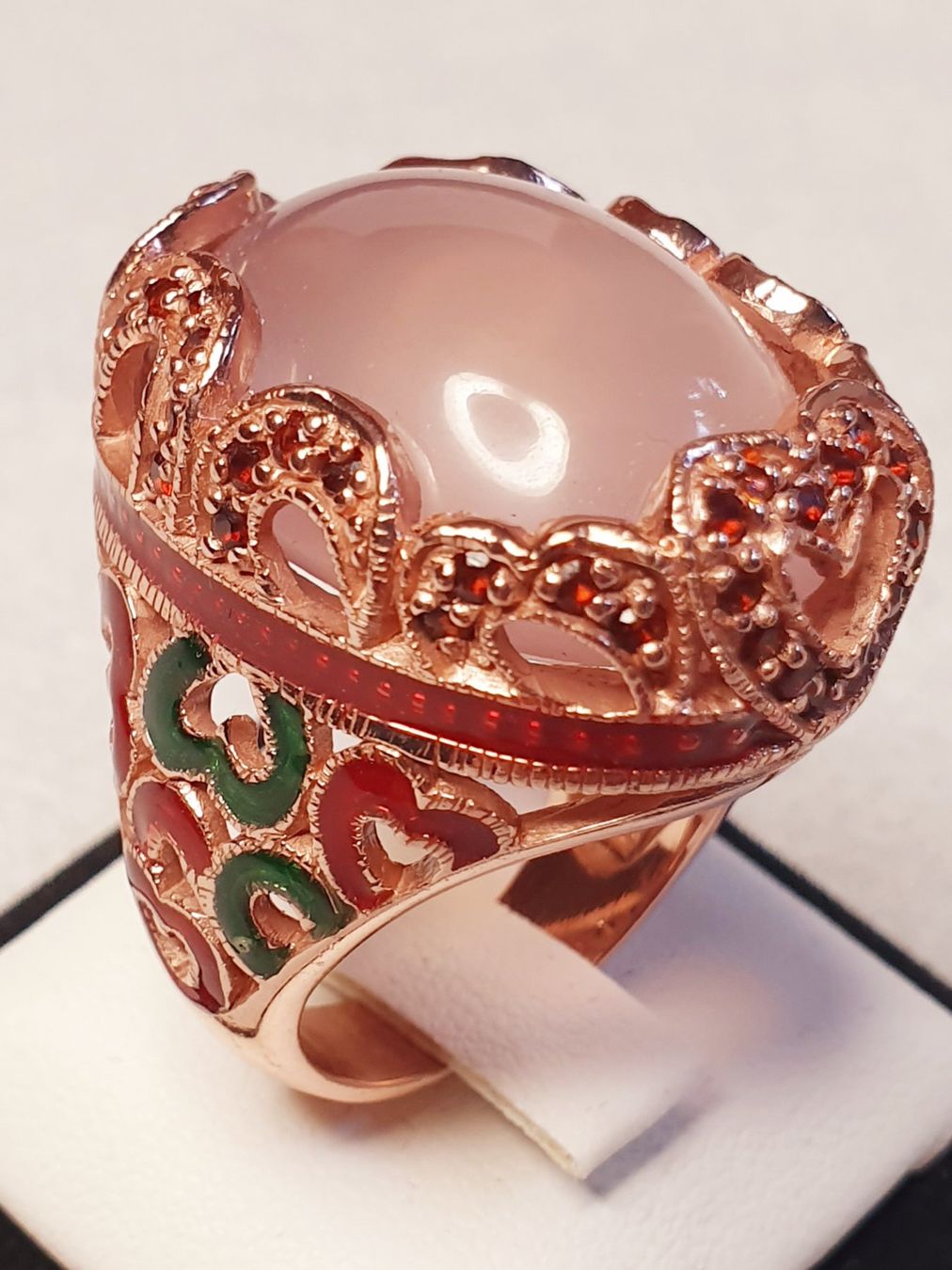 Anelli: Roségoldfarbener Ring mit Chalcedon Cabochon und Emaille – Nuovo (secondo la descrizione) da Zürich venduto da adriben 7
