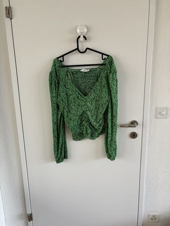 Sommerliches, grünes Oberteil mit Blumenmuster