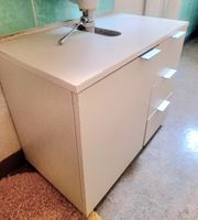Weisses Unterbau-Möbel mit 3 Schubladen und 1 Türe