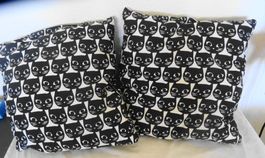 2 Kissen mit Katzenmotiv schwarz weiss, schwarze Katze 38x38