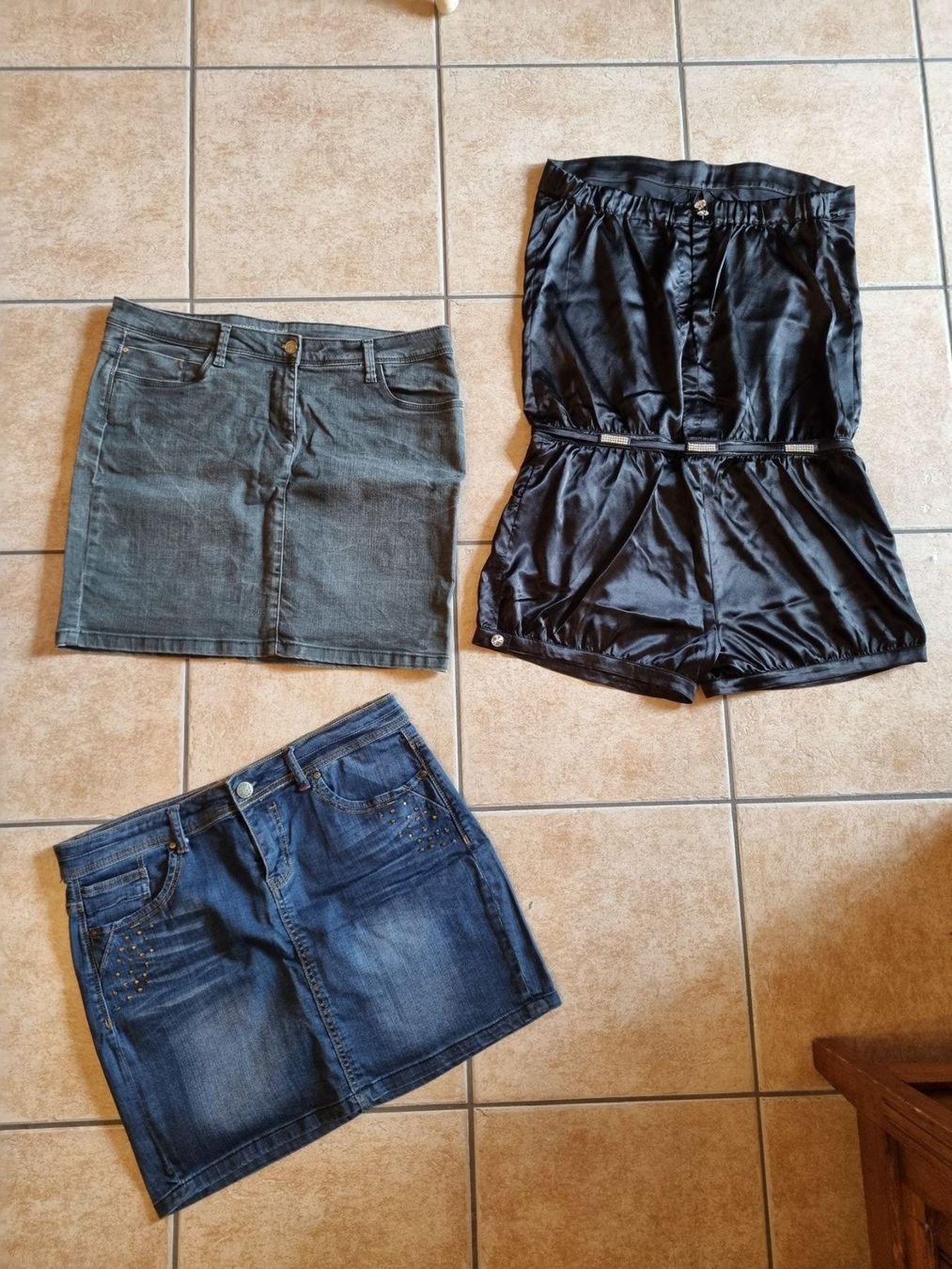 Lotti di vestiti: 2 jupes jeans + combishort taille 42 – Usato da Sion venduto da Oonathoo