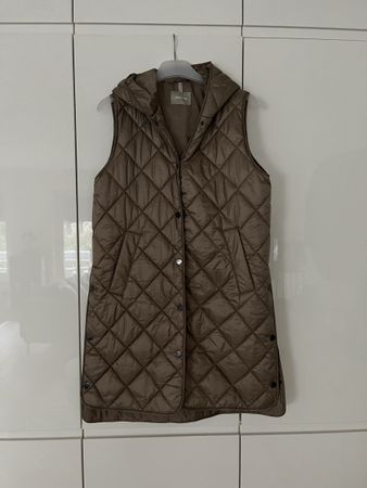 Langes Steppgilet mit Kapuze