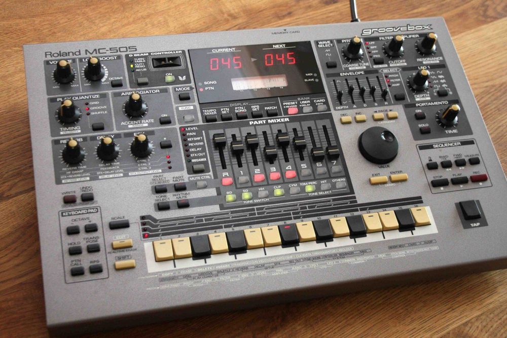 ROLAND MC-505 Groovebox - 鍵盤楽器