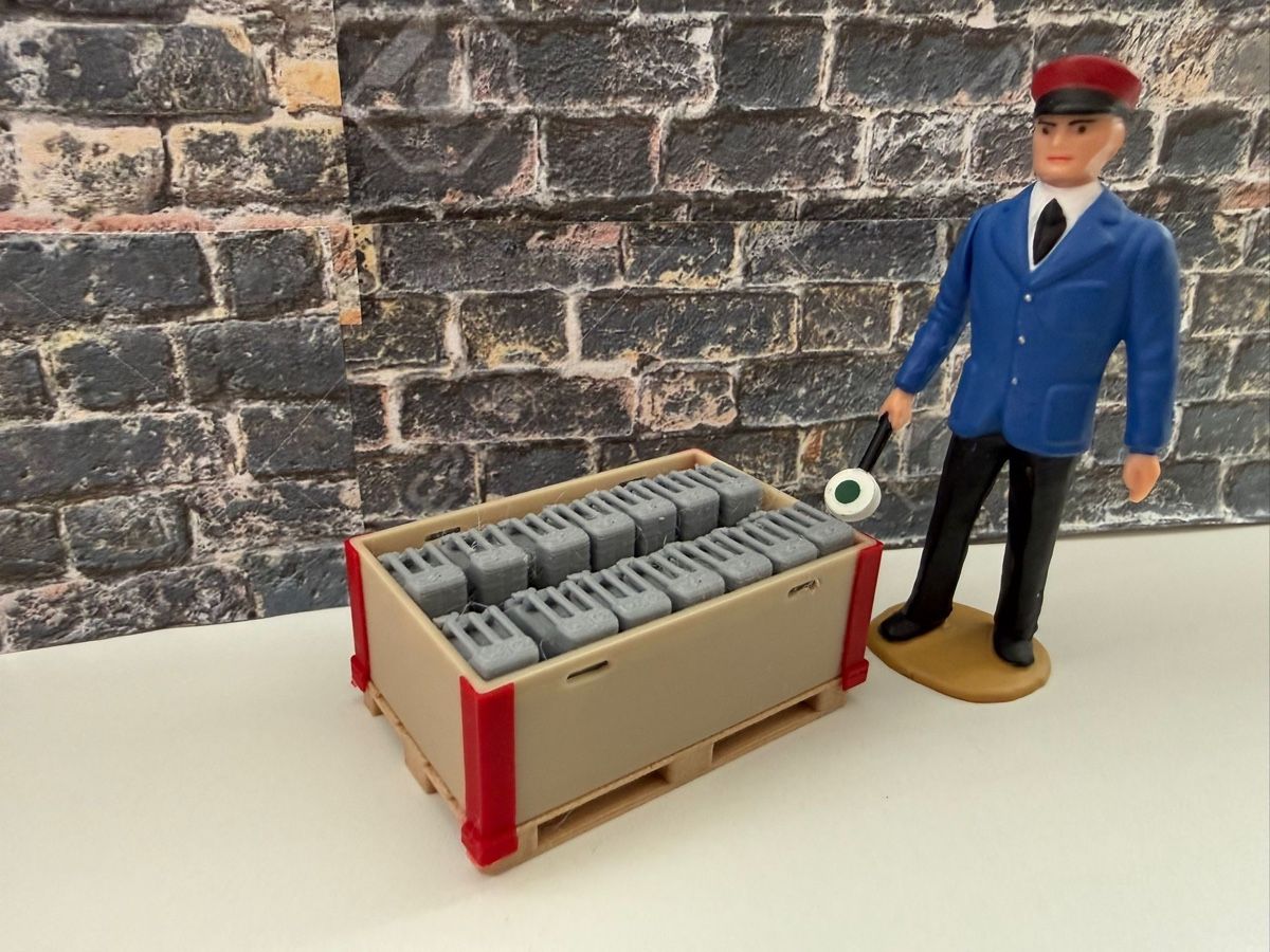 Modellini di ferrovie: Palette mit Kanister 1:22/1:24 – Nuovo e nell'imballaggio originale da Altdorf UR venduto da modellbau-widmer