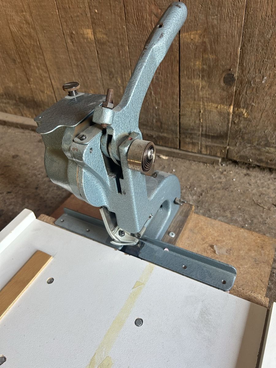 Tutte le macchine: Ösmaschine Ösenpresse – Usato da kehrsatz venduto da joco02 2