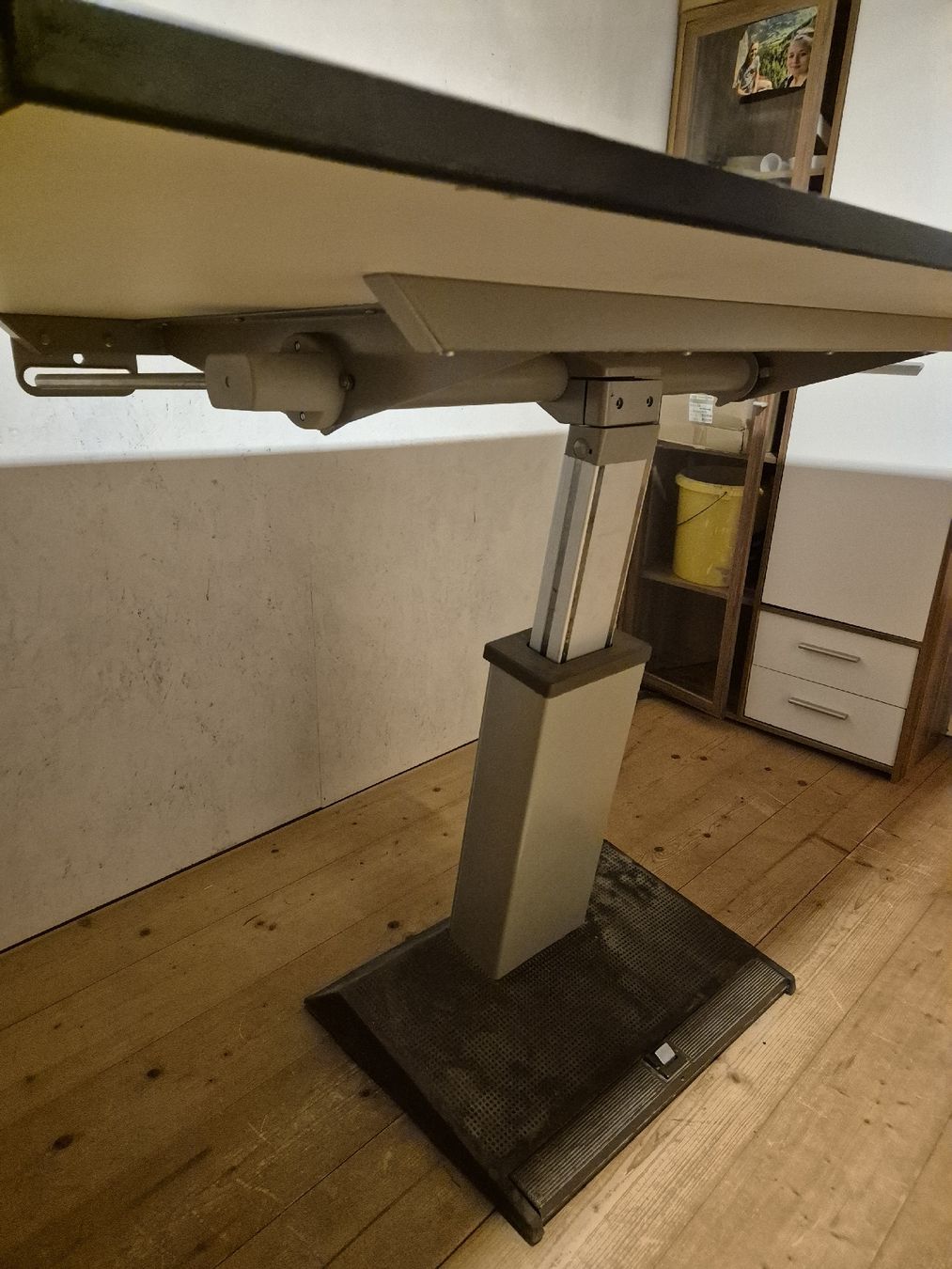 Scrivanie: Schreibtisch höhenverstellbar – Usato da Felsberg venduto da HWSDesign 1