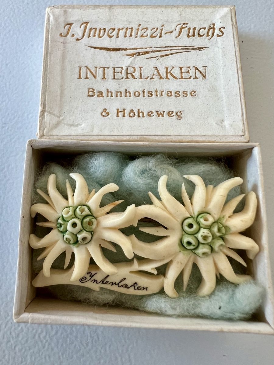 Broches & Aiguilles: Brosche, Edelweiss, Material ev.Bein, mit Originalverpackung – D'occasion à Schaffhausen par Sonne25 1