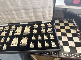 Schachspiel mit aufwendig geschnitzten Figuren neuwertig