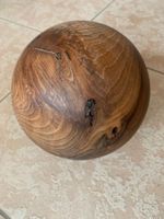 Nussbaum  aus Steffisburg zu Kugel gedrechselt,17 cm Durchm.