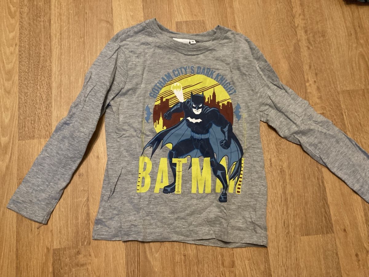 Hemden, T-Shirts & Polos: Batman Langarmshirt Gr. 116 – Gebraucht aus Emmenbrücke von JJ_89