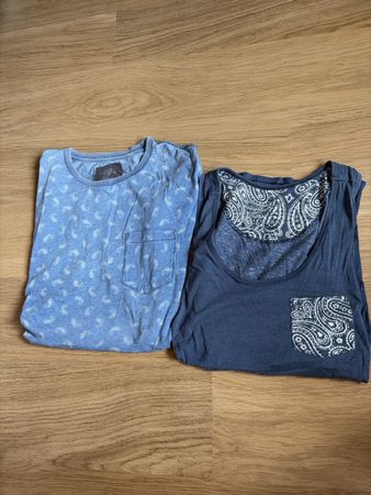 2 T-Shirts blau Grösse M Paisleymuster Tasche