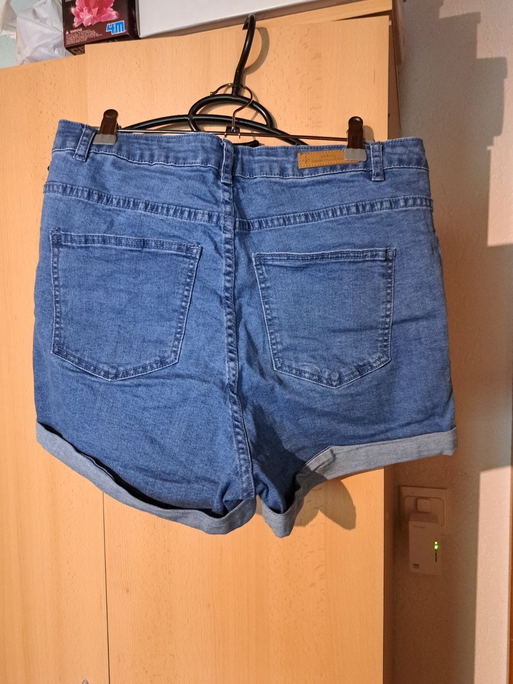Pantaloni: Short taille haute en jean bleu clair – Usato da Berlens venduto da luc_2c79 1
