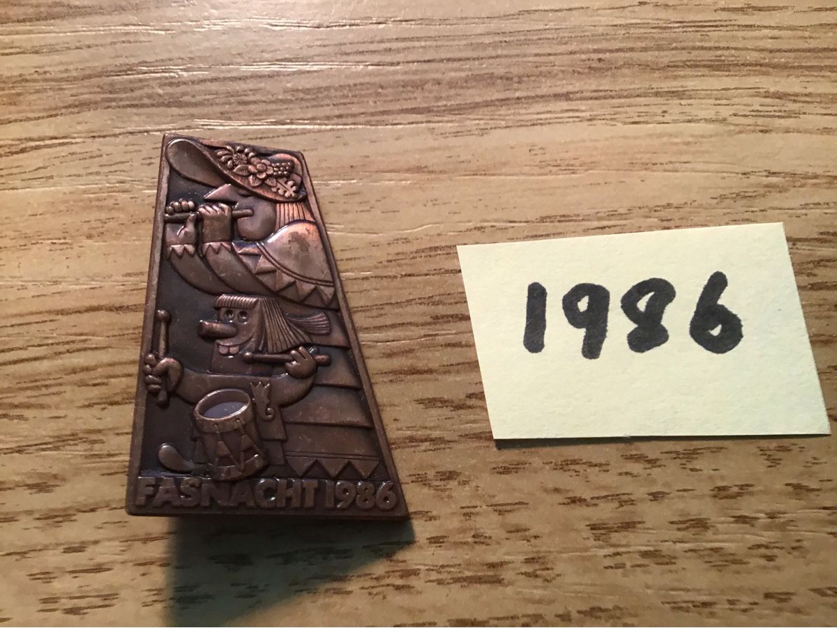 Basler Placchette & Badge: Baslerfasnachtsplaketten 1986 – Usato da Arlesheim venduto da printz01