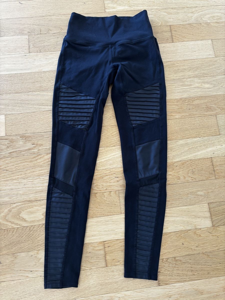 Alo Yoga Leggings: Legging noir Alo, taille haute, M – Usato da Bulle venduto da nathydaenzer