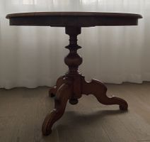 Tisch aus Nussbaumholz