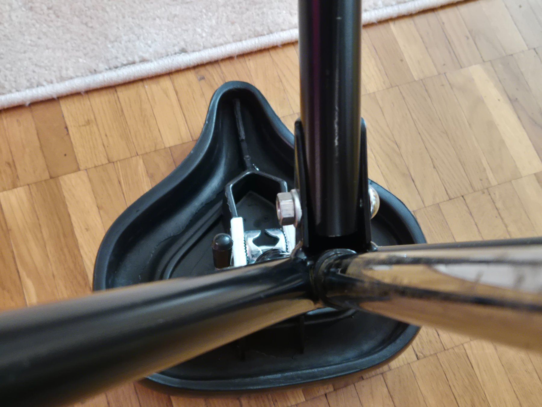 Sgabelli: Tabouret design pliable avec selle de velo – Usato da Monthey venduto da McAuthor 3