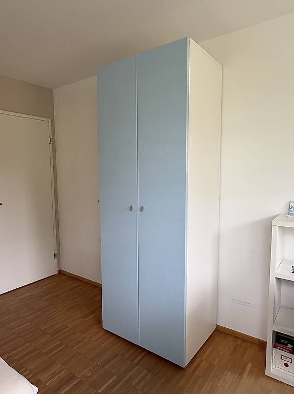 Armoires: Kleiderschrank aus Holz – D'occasion à Uetikon am See par ean_w9tp